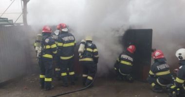 Stire din Social : Incendiu violent în Constanța: un garaj și un autoturism, distruse complet, o casă a fost grav afectată