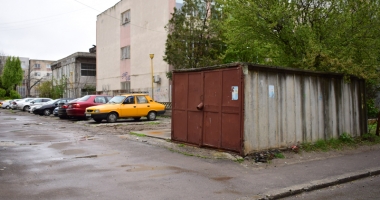 Stire din Social : "E o țigănie de la un capăt la altul!" Cine  nu vrea să scăpăm de garajele dintre blocuri