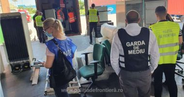 Stire din Eveniment : Tone de frigidere vechi, descoperite într-un container, în Portul Constanţa Sud