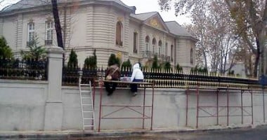 Stire din Monden : Gigi și-a aurit gardul de la palat