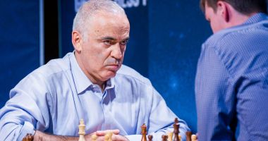 Stire din Actualitate : Marele șahist Gari Kasparov spune că știe data la care Vladimir Putin va anunța victoria