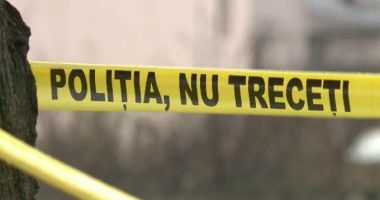 Stire din Eveniment : Femeie găsită moartă în apartamentul său. Locuia cu fiul său, iar vecinii spun că era bolnav psihic