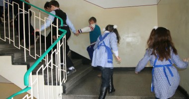 Stire din Cultură-Educație : Elevii s-au întors în bănci! Iată când vor fi din nou în vacanță