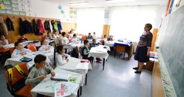 Stire din Social : Gata vacanța! De astăzi, elevii se întorc la școală