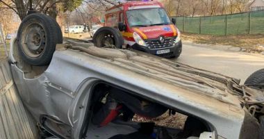 Un tânăr fără permis de conducere s-a răsturnat cu mașina. După ce a făcut o victimă, a fugit!