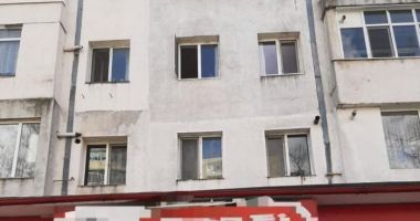 Stire din Eveniment : Un bărbat de 70 de ani a căzut de la etajul doi al unui bloc în timp ce spăla geamurile