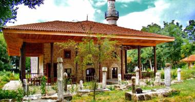 Stire din Cultură-Educație : Moscheea și misterele sale. "Nu m-am săturat de viață"
