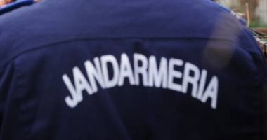 Stire din Eveniment : Geantă uitată  în parc, returnată proprietarei  de o jandarmeriță