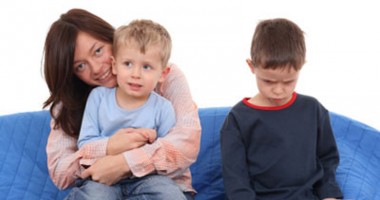 Stire din Diverse : Cum… se tratează gelozia dintre frați
