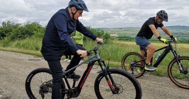 Stire din Actualitate : Mircea Geoană pentru prima dată cu bicicleta pe Via Transilvanica. „România are o unicitate a ei, şi cred că este bine să o conservăm”