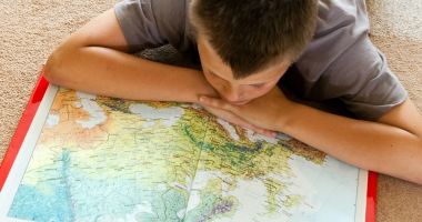 Stire din Cultură-Educație : Geografia României va deveni materie separată la liceu, anunță ministrul Daniel David
