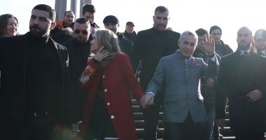 Stire din Social : Susținătorii lui Georgescu, încântați de un stol de păsări care se roteau pe cer: "Semn divin, o hora unirii pe cer!"
