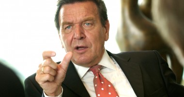Stire din Actualitate : Alertă cu bombă! Schröder și ambasadorul rus în Germania, evacuați de la o petrecere