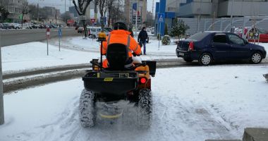 Ger la noapte, la Constanța. Autoritățile împrăștie material antiderapant pe străzi - 3