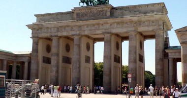 Stire din Actualitate : Vest-germanii, deloc interesați de vizite în fosta Germanie de Est