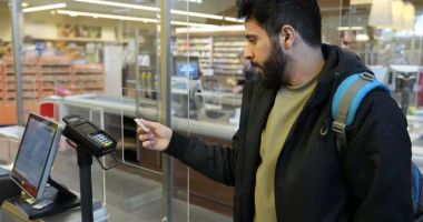 Stire din Actualitate : Germania schimbă banii cash dați solicitanților de azil cu un card special. Susținătorii migranților critică măsura