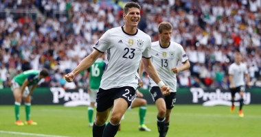 Stire din Sport : GALERIE FOTO. Victorie la pas pentru campioana mondială