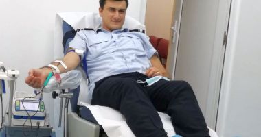 Gesturi de umanitate. Jandarmii şi pompierii donează sânge - 3
