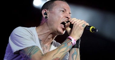 Stire din Monden : "Așa arăta depresia": Văduva solistului Linkin Park a publicat un filmuleț în care artistul apare alături de familie, cu doar câteva ore înainte să se sinucidă