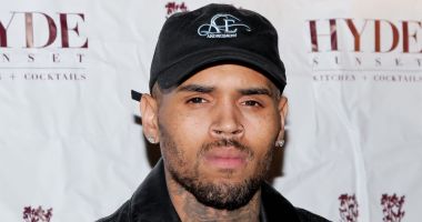 Stire din Monden : Chris Brown a fost arestat la Paris. Cântărețul este acuzat de viol