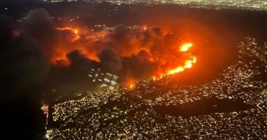Stire din Actualitate : Imagini apocaliptice! Malibu, oraşul bogaţilor, a luat foc