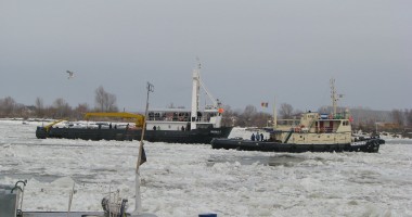 Stire din Eveniment : Gheața de pe Dunăre a avariat mai multe barje și nave