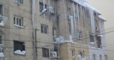 Stire din Eveniment : O femeie a murit după ce a fost lovită de o bucată de gheață, desprinsă de pe un bloc