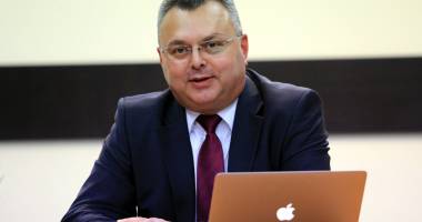 Stire din Politică-Administrație : Scandal în PNL Constanta. "Pedeliștii" ies la atac, Dragomir taie și spânzură de unul singur