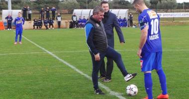 Stire din Sport : Gheorghe Hagi a dat lovitura de începere a turneului Arena Cup 2016