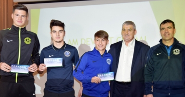 Stire din Sport : Gheorghe Hagi și-a premiat cei mai buni jucători din Academie