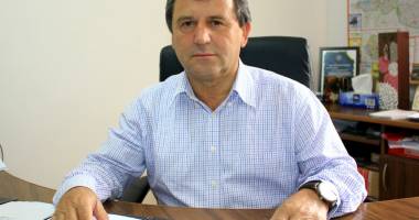 Stire din Politică-Administrație : "Dumnezeu știe când o mai fi gata sala de sport din Albești!"