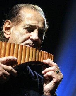 Stire din Monden : Gheorghe Zamfir, plătit cu 10.000 de euro pentru un concert