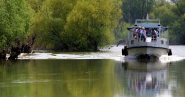 Stire din Economie : Suprataxarea și slaba promovare țin pe loc turismul în Deltă