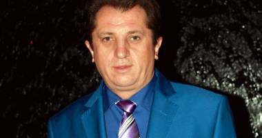 Stire din Cultură-Educație : "La vot sigur va câștiga, dar în instanță n-are nicio șansă!"
