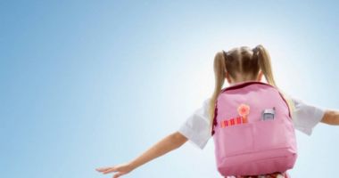 Stire din Social : Atenție, părinți! Cum se alege ghiozdanul potrivit. Dimensiunea greșită poate crea probleme grave de sănătate elevilor