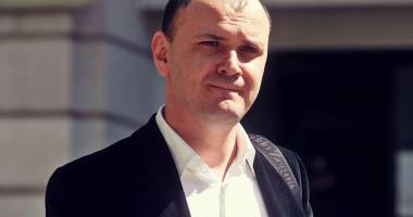 Stire din Politică-Administrație : Sebastian Ghiță, la mâna colegilor deputați