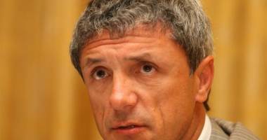 Stire din Sport : Fotbal / Gică Popescu se întoarce pe teren