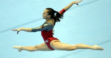 Stire din Sport : Gimnastele intră, astăzi, în "focuri" la Europenele de la Sofia