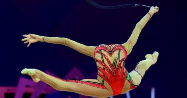 Stire din Sport : Gimnastică ritmică / 13 ţări renunţă la Europene, din cauza ameninţării Covid-19