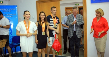 Stire din Sport : Aerobicii medaliați la Mondiale, primiți cu flori și aplauze la FEFS