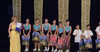 Stire din Sport : Peste 150 de copii au sărbătorit "Cupa 1 iunie" prin gimnastică aerobică și dans