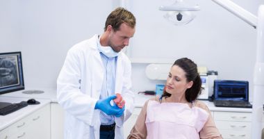 Stire din Sănătate : Fiţi atenţi la culoarea gingiei! Dacă este roz, sunteţi sănătoşi