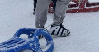 Stire din Social : Adidaşii cool, blugii rupţi, UGG pufoase, paltoanele elegante şi gleznele goale, bilete directe spre hipotermie, alunecări, entorse