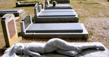Glume macabre în cimitir