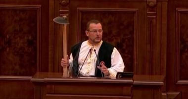 Stire din Actualitate : Un senator PSD a venit cu sapa în Parlament pentru a-l ironiza pe Klaus Iohannis, după ce președintele a recomandat golful