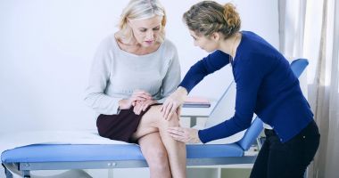Stire din Sănătate : Mergeți tot mai greu? Infiltrațiile cu acid hialuronic reduc din durere