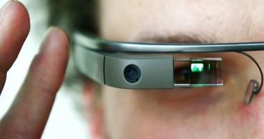 Stire din Tehnologie : Ochelarii Google Glass, în magazinele din România
