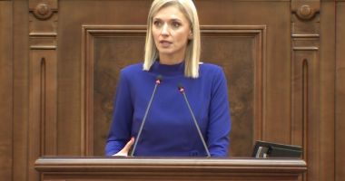Stire din Politică-Administrație : Alina Gorghiu a demisionat din funcţia de vicepreşedinte al Senatului