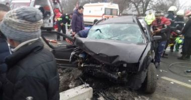 GRAV ACCIDENT RUTIER. Cinci victime, după ce autoturismul lor s-a lovit de un cap de pod