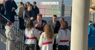 Stire din Cultură-Educație : Ministrul Cseke Attila, împreună cu președintele CJC, au inaugurat o creșă la Murfatlar. Următoarea oprire, șantierul Sălii Polivalente din Constanța